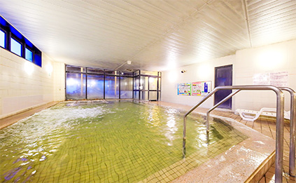 女性の室内温泉画