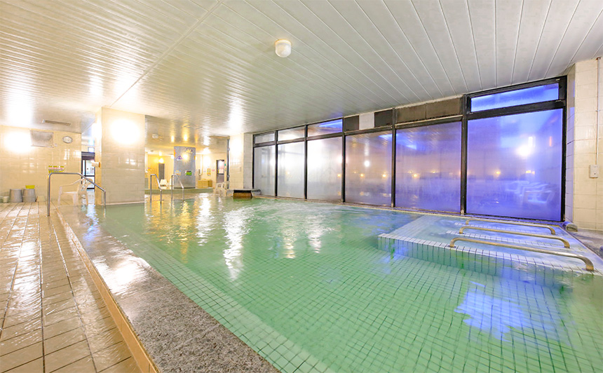 男性の室内温泉画